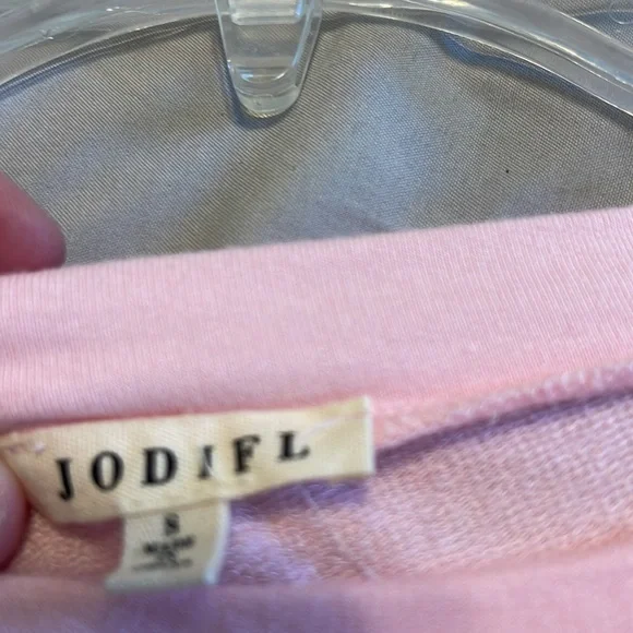 Cute crocheted sleeve tee - Picture 3 of 3